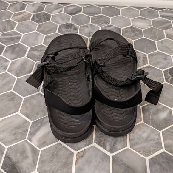 Native Shoes Men's Black Strappy Zurich Sandals - Picture 2 of 7